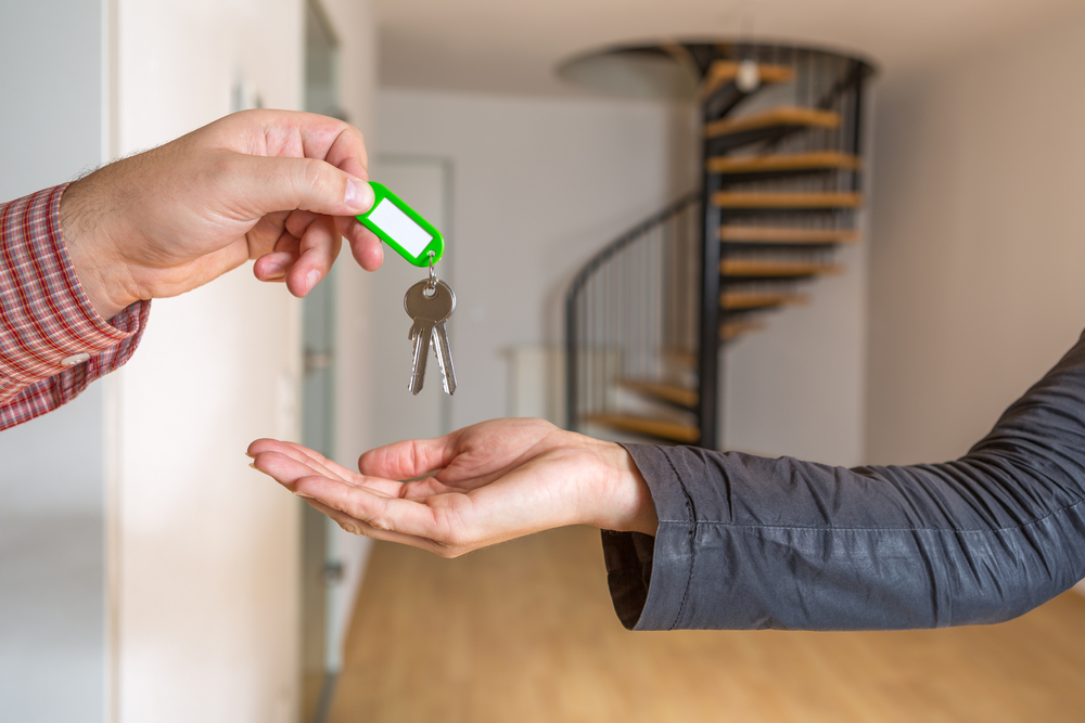 remise de clés d'appartement, main tendue avec trousseau de clés, ambiance positive
