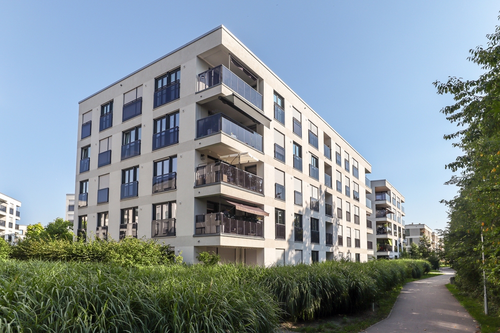 Vue aérienne d'un quartier résidentiel français, immeubles haussmanniens, ambiance lumineuse