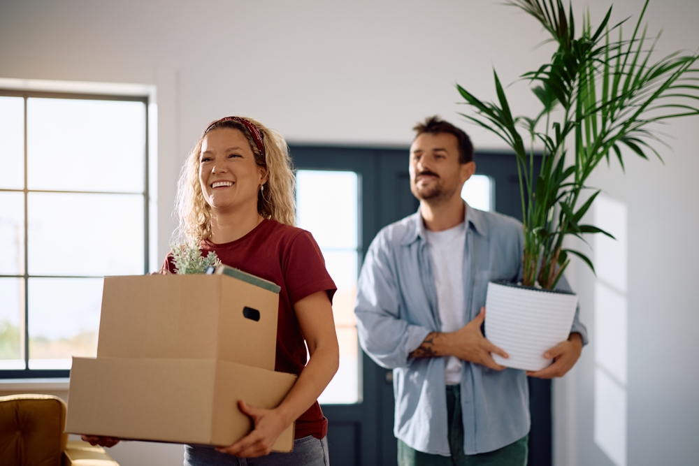Personne remettant des clés à une autre personne devant un appartement, moment de départ serein
