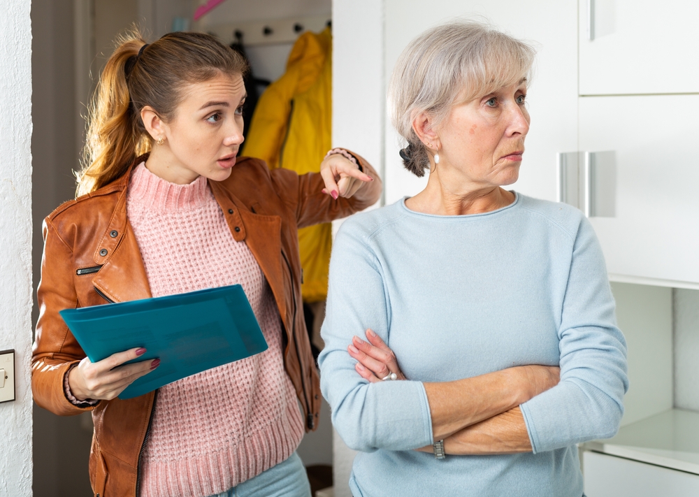 propriétaire particulier en discussion directe avec un locataire devant un appartement, sans intermédiaire