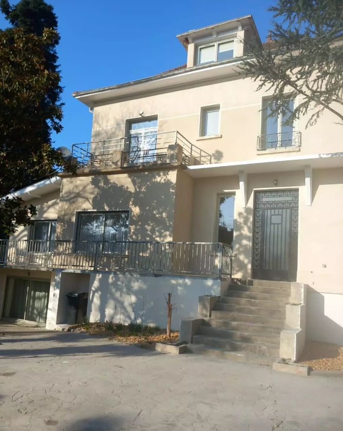 Maison, meublé, 18 pièces, 426m² à Bron (69500) — photo 2